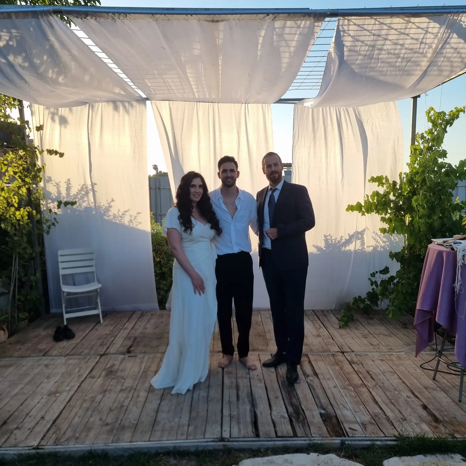 הרב דוד עם זוג מחייך בחופת חוץ