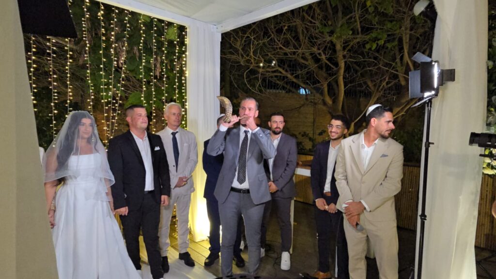 חופה מיוחדת עם תקיעה בשופר
